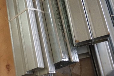 ayrıntılı bir şantiye Binası için metal profilleri