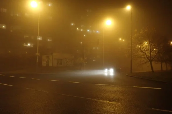 Sisli Bir Gece Trafikte Parlak Işıkları — Stok fotoğraf