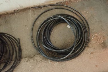 yuvarlak bir sarmal siyah elektrikli tel  