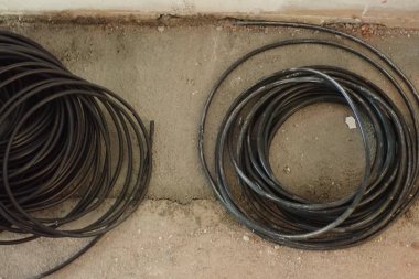 yuvarlak bir sarmal siyah elektrikli tel  