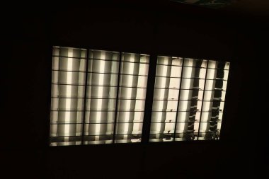 modern bir binada tavanda LED ışık birimi murabba