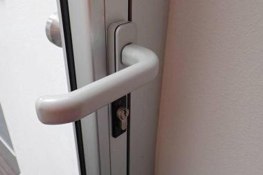 metail kapı kolu üzerinde modern bir kapı detay 