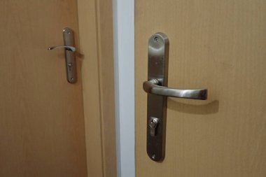 metail kapı kolu üzerinde modern bir kapı detay 