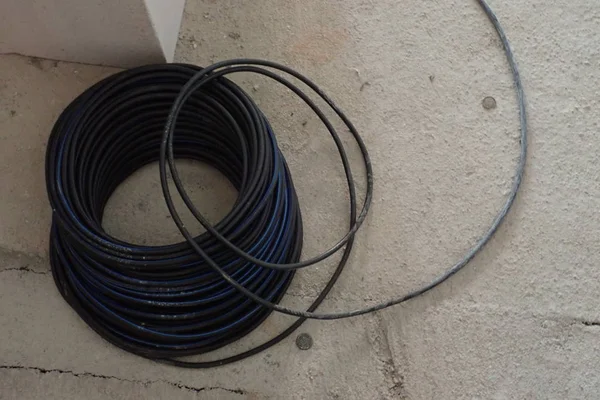 Una Espiral Redonda Cable Eléctrico Negro —  Fotos de Stock