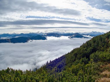 güzel sonbahar vadi ve çarpıcı görünüm siste ile Berchtesgadener Alpler'de hiking
