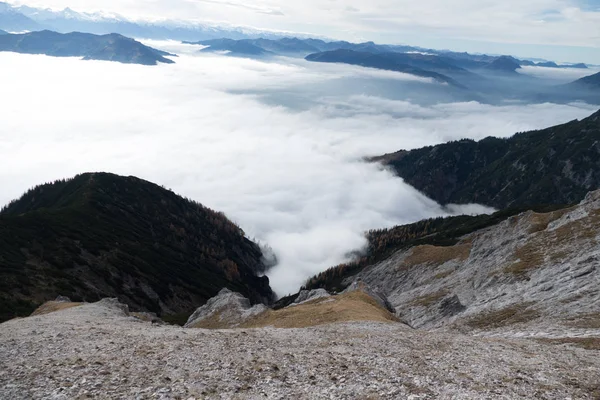 Красивий Осінній Похід Берхтесгаденерних Альпах Туманом Долині Приголомшливими Видами — стокове фото