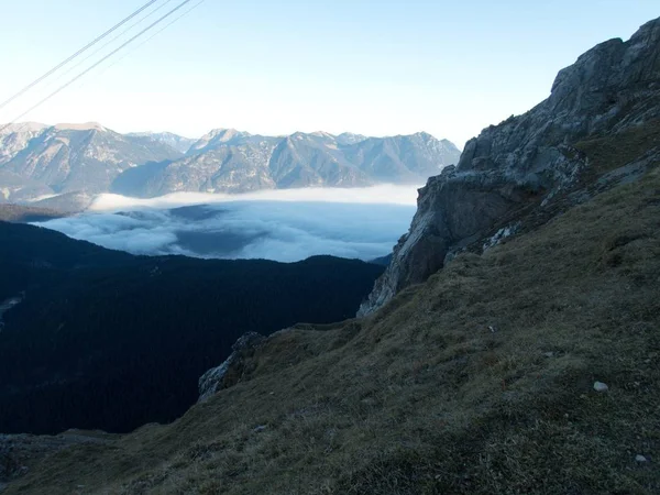 Bello freddo mattina paesaggio arrampicata zugspitze — Foto Stock