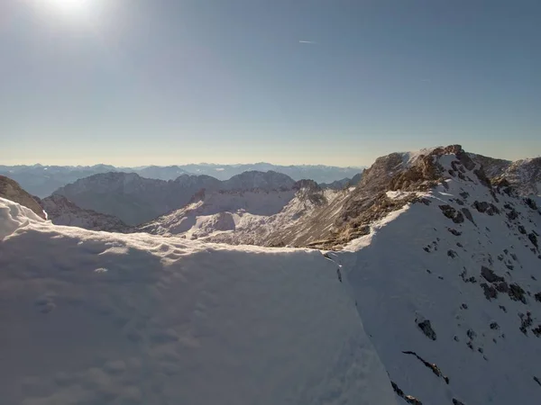 Pejzaż piękny poranek chłodno wspinaczka zugspitze — Zdjęcie stockowe