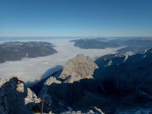 Vackra kylig morgon liggande klättring zugspitze — Stockfoto