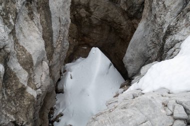 erken kış Alpler'de kar taşla