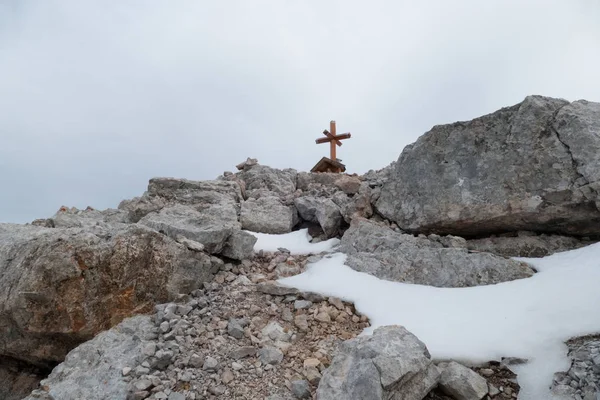 山上孤独的山顶十字架 — 图库照片