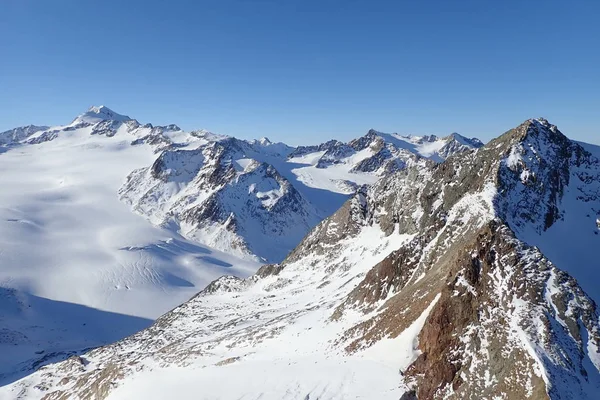 Hermoso paisaje de invierno en otztal alpes en austria — Foto de Stock