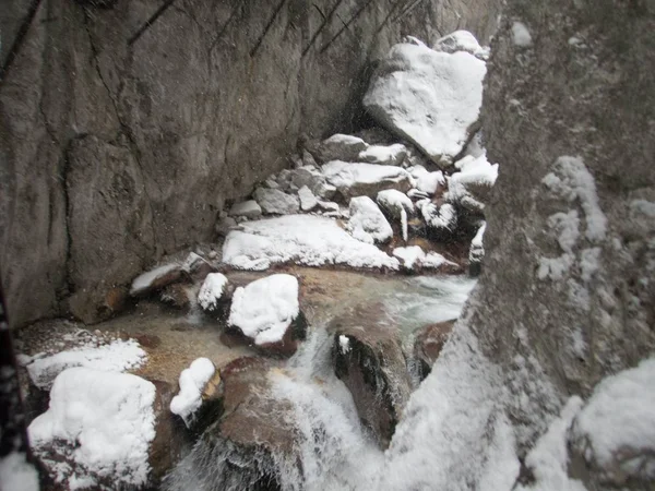 Hollentallklamm ущелье зимой со снегом — стоковое фото