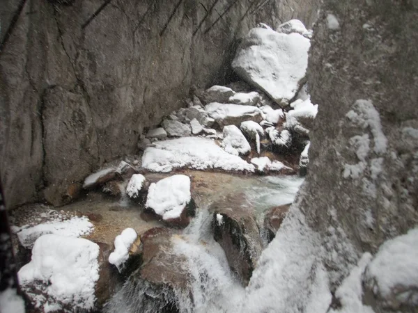 雪と冬の hollentallklamm 渓谷 — ストック写真