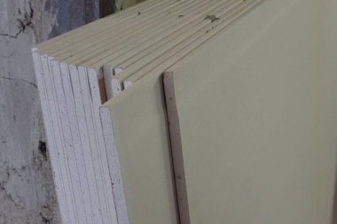 birçok alçı bölüm bir şantiyeye yüklemeye hazır