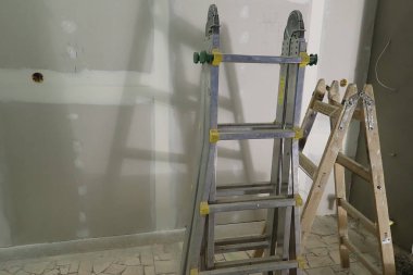 İnşaat alanında bir eski ahşap merdiven   