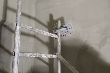 İnşaat alanında bir eski ahşap merdiven   