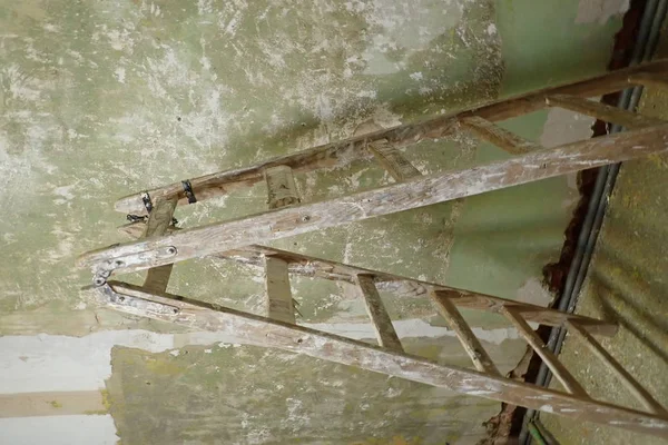 Μια Παλιά Ξύλινη Σκάλα Ένα Εργοτάξιο — Φωτογραφία Αρχείου