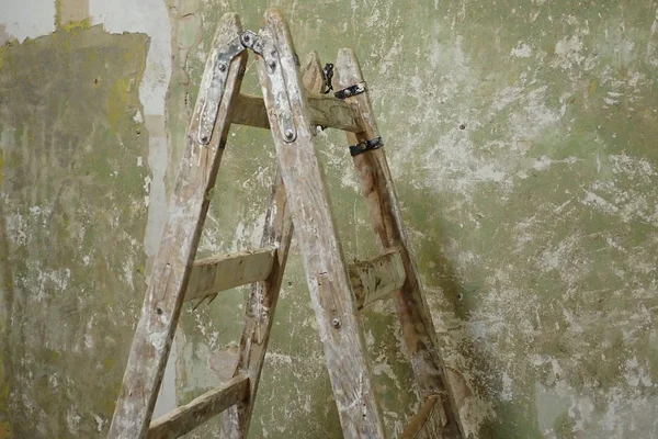 Old wooden ladder on a building site — Stock Photo, Image