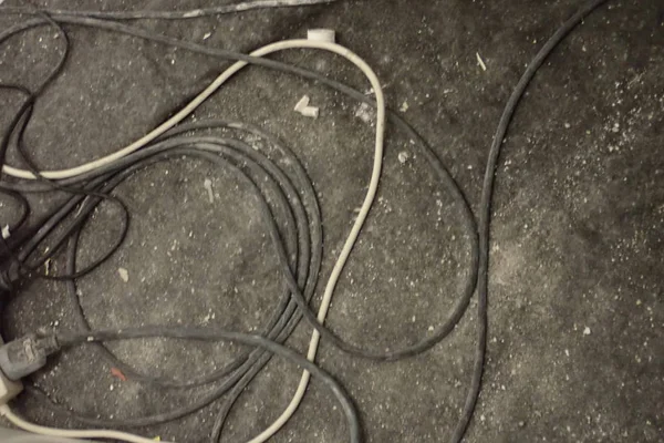 建筑工地上无组织的电缆和电线 — 图库照片