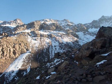 Jebel Toubkal kış tırmanışı en yüksek zirvesi Kuzey Afrika Fas yüksek atlas dağlarında