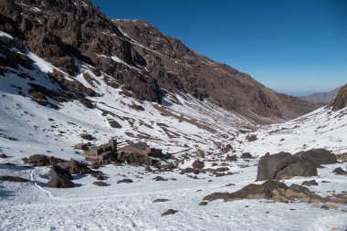 Jebel Toubkal kış tırmanışı en yüksek zirvesi Kuzey Afrika Fas yüksek atlas dağlarında