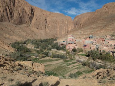 Todra Gorge güzel çöl peyzaj yüksek atlasında Fas ünlü bir tırmanma hedef