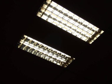 ayrıntılı bir ofis binasının bir tavan ışık