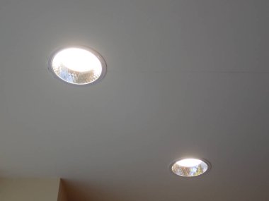 ayrıntılı bir ofis binasının bir tavan ışık