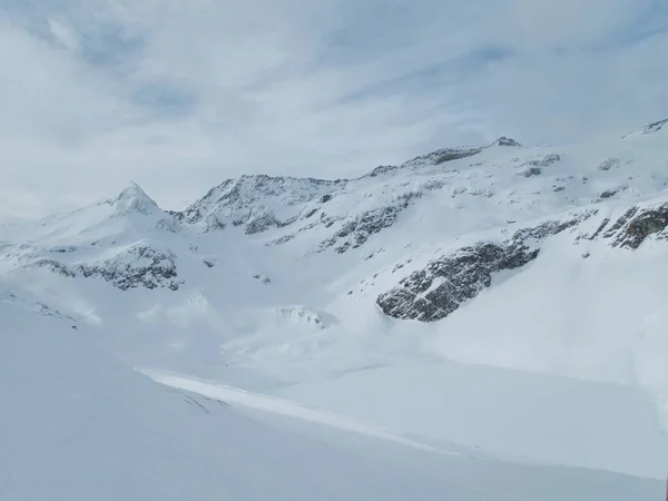 冬季在澳大利亚阿尔卑斯山的格拉纳皮茨格鲁普山区进行冬季跳伞探险 — 图库照片