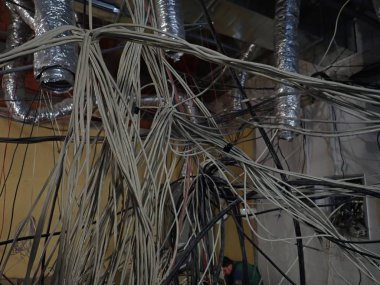    sendikalara berbat bir inşaat alanı üzerinde elektrik telleri