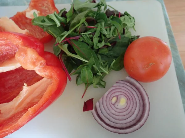 Voorbereiding van een freshgreek-salade — Stockfoto