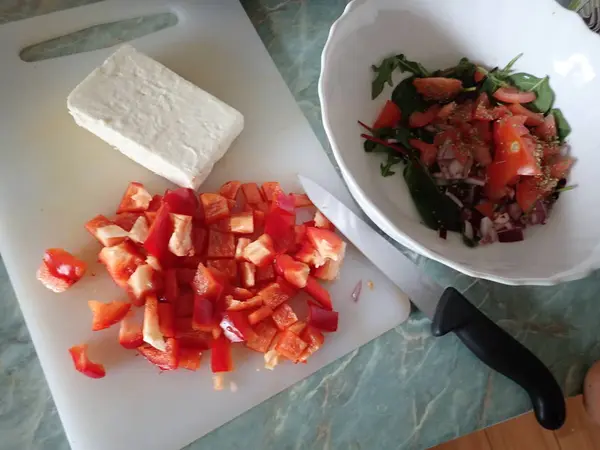 Zubereitung eines frischen griechischen Salats — Stockfoto