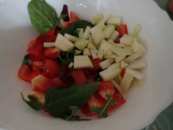 Préparation d'une salade fraîche grecque — Photo