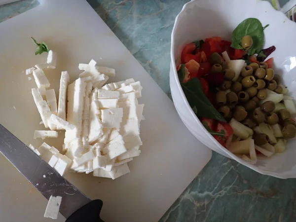 Preparazione di una fresca insalata greca — Foto Stock