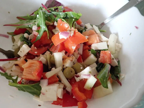 Preparação de uma salada de grego fresco — Fotografia de Stock