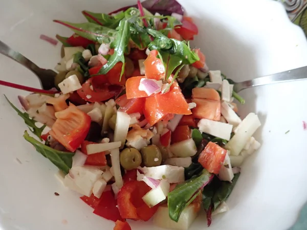 Raikkaan kreikkalaisen salaatin valmistus — kuvapankkivalokuva