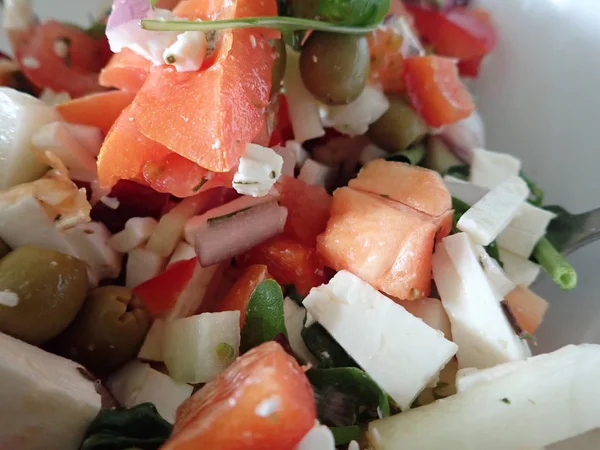 Preparazione di una fresca insalata greca — Foto Stock