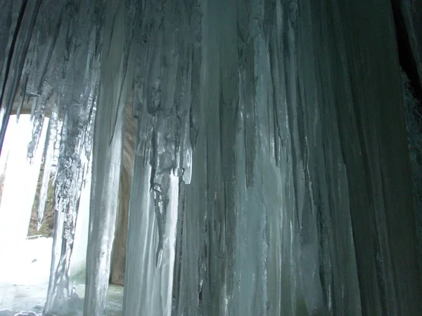 Güzel şekiller içinde donmuş buz sarkıtları — Stok fotoğraf