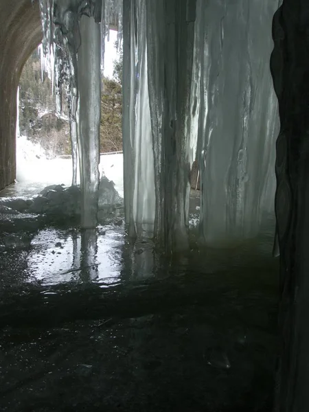 Icicles congelados em formas bonitas — Fotografia de Stock