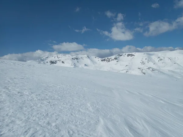 Krásná zimní skiins sezóna v sar planina v Makedonii — Stock fotografie