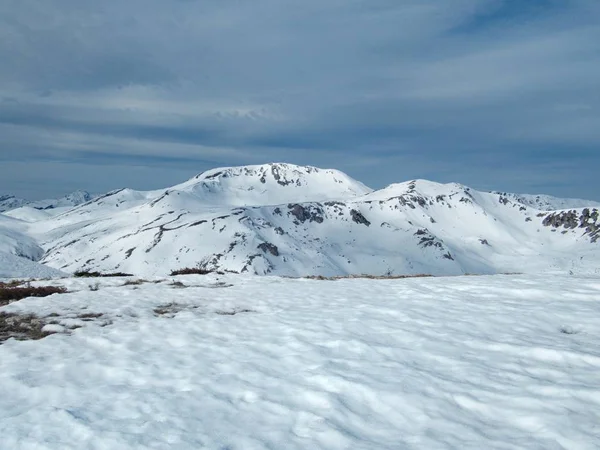 Vackra skiins vintersäsongen i sar planina i Makedonien — Stockfoto