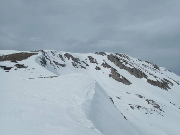 Belle saison des skins d'hiver à sar planina en macédonie — Photo