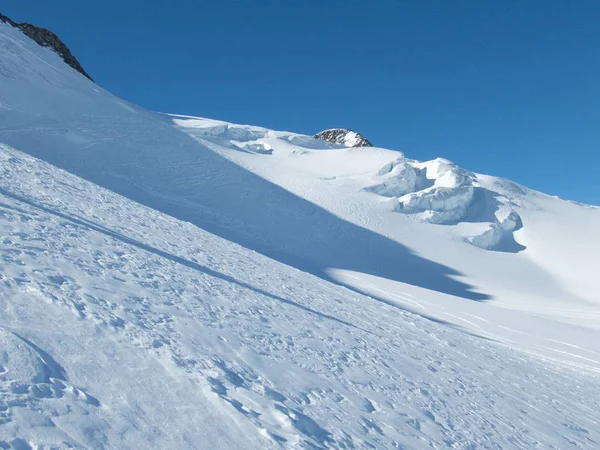 冬季景观在奥斯特丽亚的奥茨塔尔阿尔卑斯山的滑水 — 图库照片