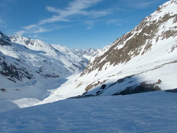Paisaje de invierno para el skitouring en los Alpes otztales en Austria — Foto de Stock