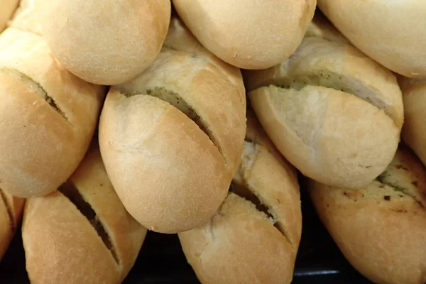 市场上的新鲜烤面包 — 图库照片
