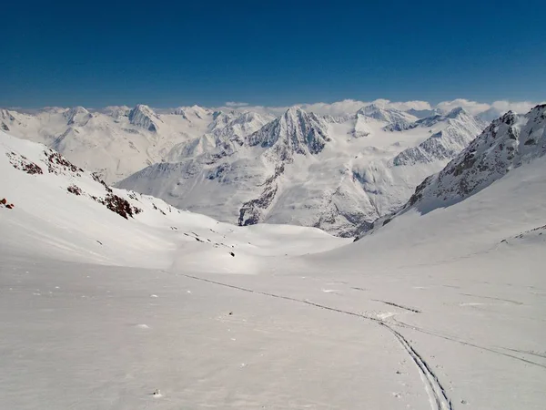 Belle saison de skitouring printemps dans les Alpes otztales — Photo