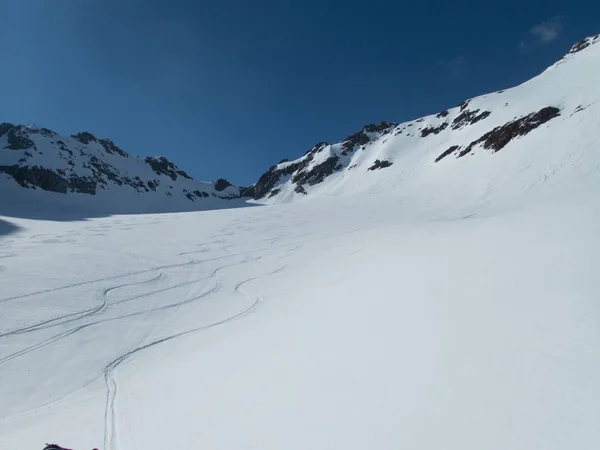 美丽的滑雪旅游春天季节在奥茨塔尔阿尔卑斯山 — 图库照片