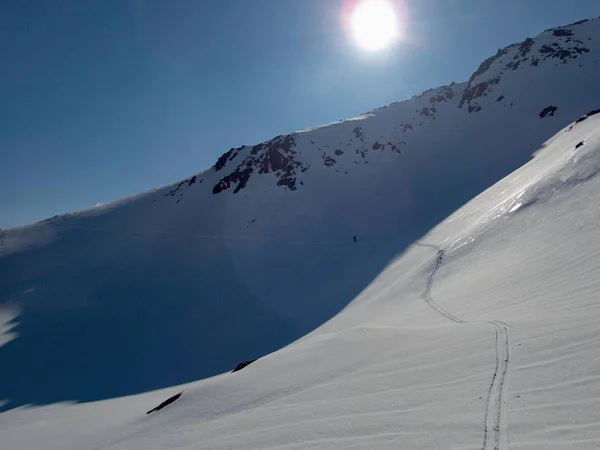 Vackra skyturande vår säsong i otztal Alperna — Stockfoto