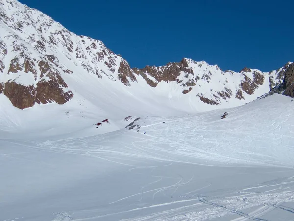 Bella stagione di skitouring primaverile in alpi otztal — Foto Stock